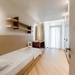 Апартаменты Lakeside Luxe By Pikhost